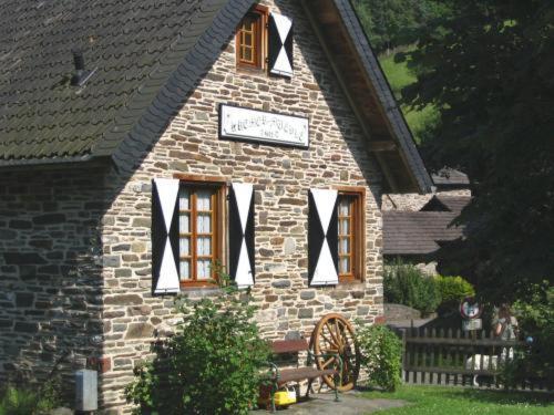 Waldhotel Im Wiesengrund Hürtgenwald Екстериор снимка